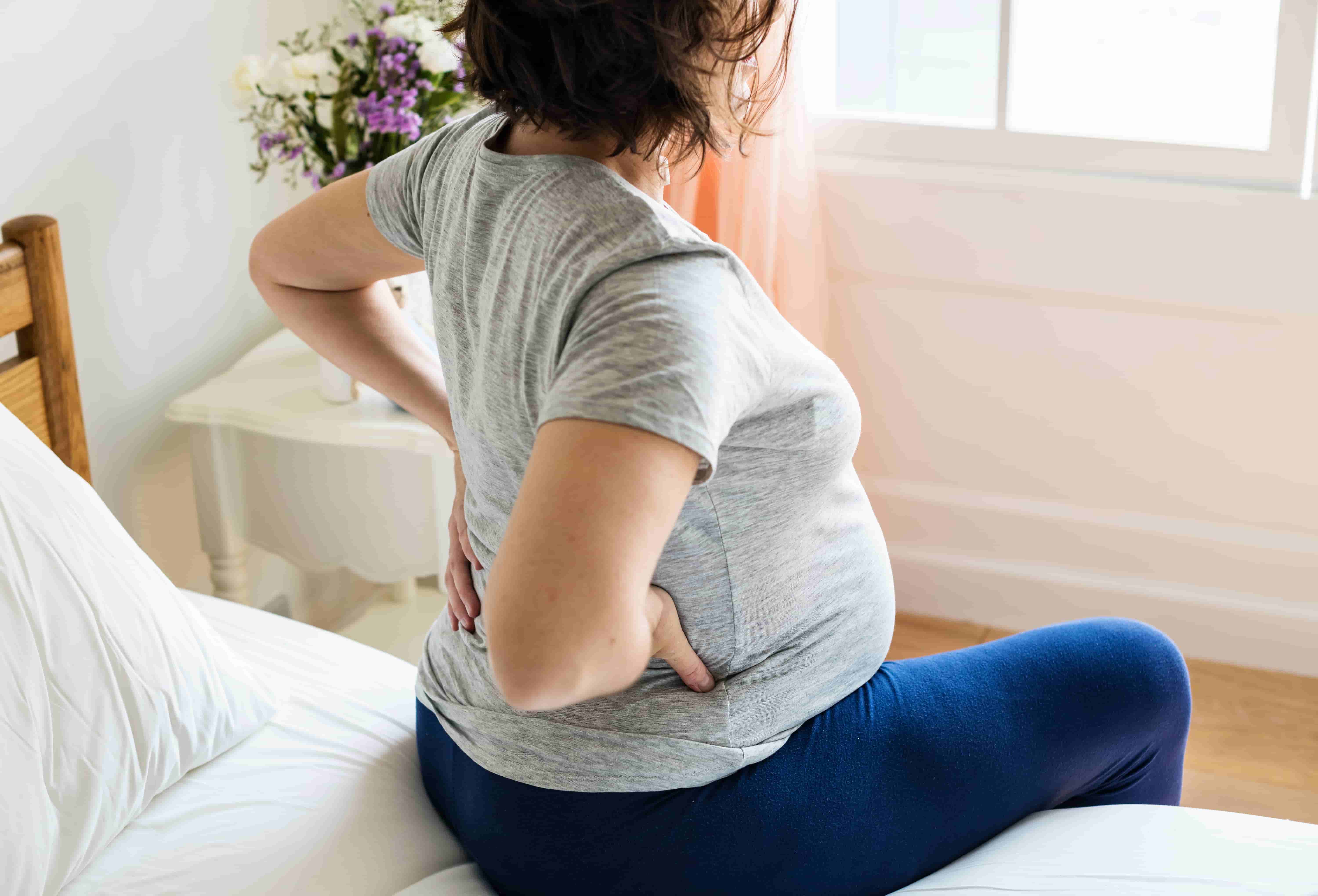 Поясница беременность форум. Боль в спине женщина. Спина беременной.